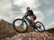 Man som cyklar mountainbike i naturen