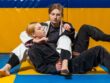 Två tjejer som tränar brasiliansk jiu jitsu